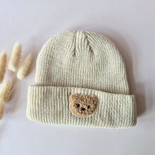 Afbeelding in Gallery-weergave laden, Rammelaartje // Beer Beanie – Beige warme gebreide muts voor baby’s en peuters