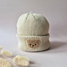 Afbeelding in Gallery-weergave laden, Rammelaartje // Beer Beanie – Beige warme gebreide muts voor baby’s en peuters