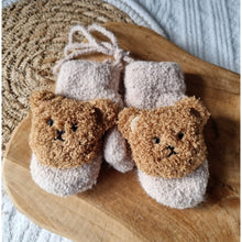 Afbeelding in Gallery-weergave laden, Rammelaartje // Baby Handschoenen / Wanten Met Teddy Beertje - (kleur zand of beige)