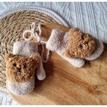 Afbeelding in Gallery-weergave laden, Rammelaartje // Baby Handschoenen / Wanten Met Teddy Beertje - (kleur zand of beige)