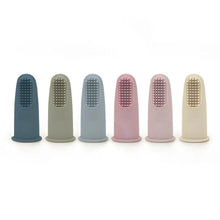 Afbeelding in Gallery-weergave laden, Rammelaartje / Siliconen vingertandenborstel met koker (kleur roze of salie)